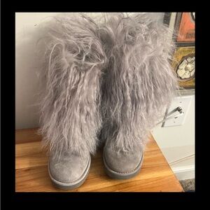 UGGS SIZE 7 Fluffy Silver Gray Boots EXCELLENT CONDITION LIKE NEW
8 inch boot